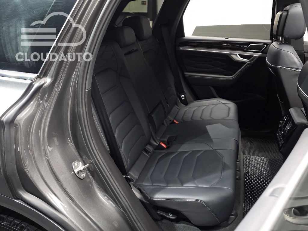 2024 Volkswagen Touareg 3.0 TDI R-Line - Image 12