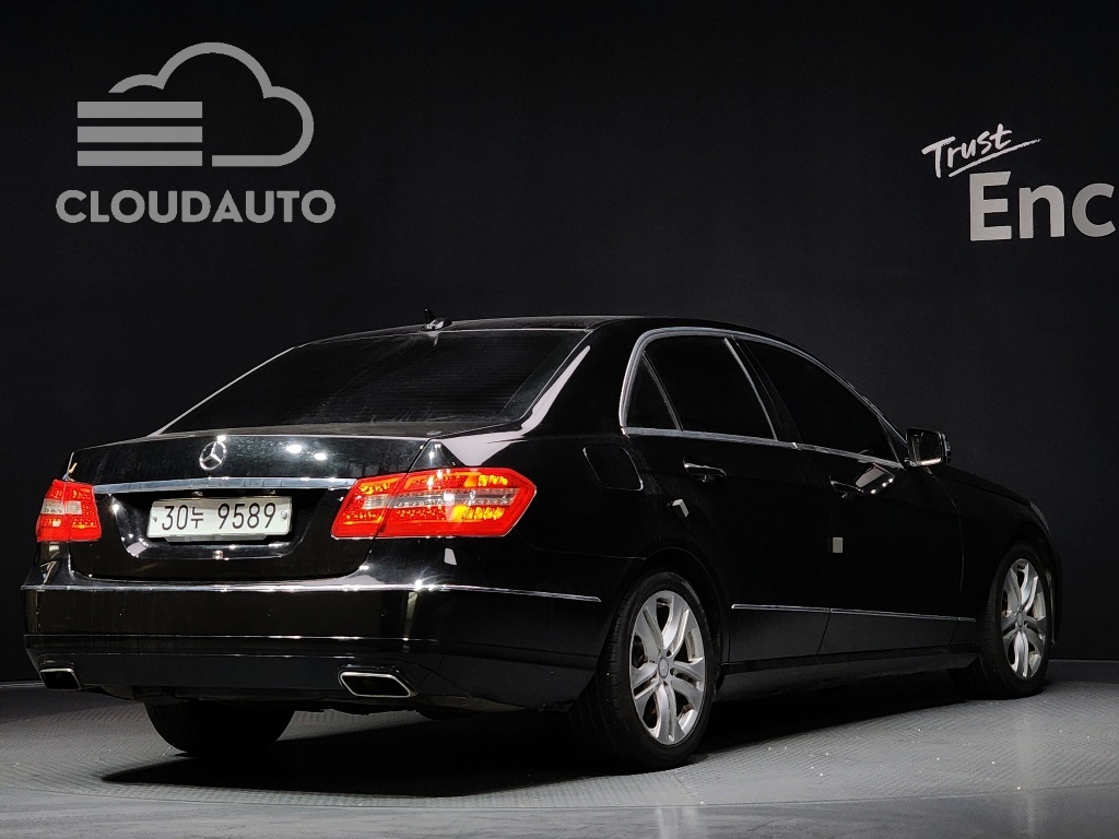 2013 Mercedes-Benz E-Class E220 CDI - Image 3