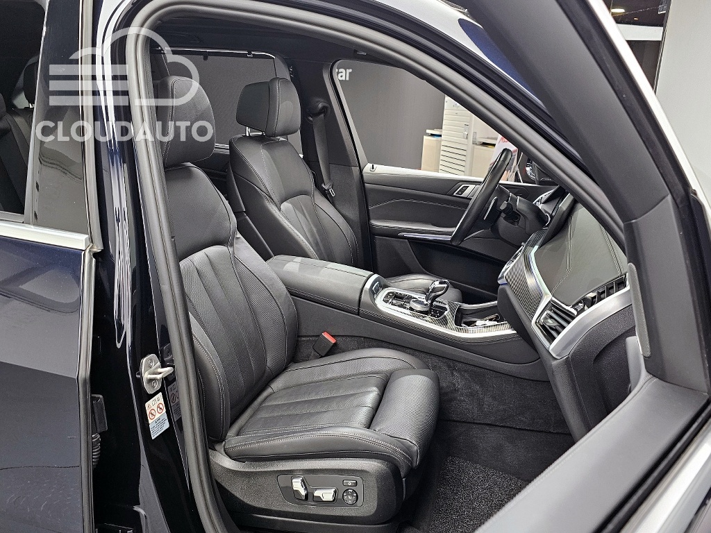 2021 BMW X5 xDrive 40i M Sports - Image 12