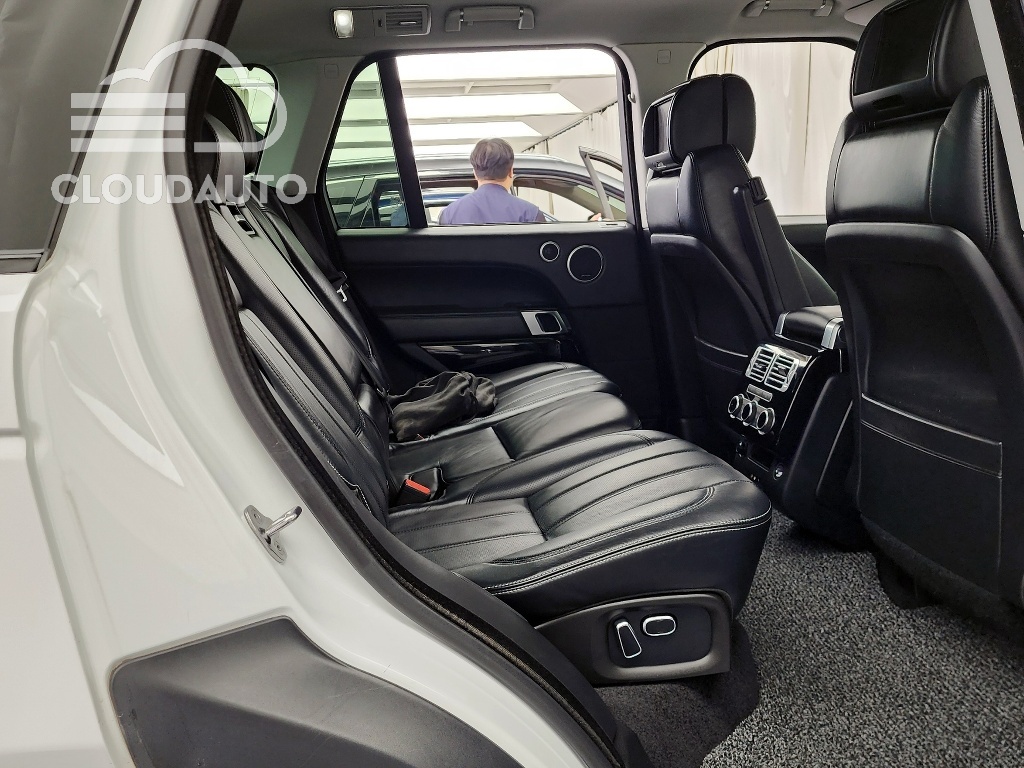 2014 Land Rover Range Rover 4.4 SDV8 Vogue SE Diesel - Image 12