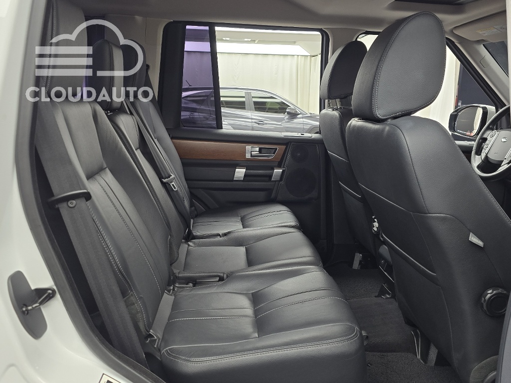 2016 Land Rover Discovery 3.0 SDV6 SE - Image 11