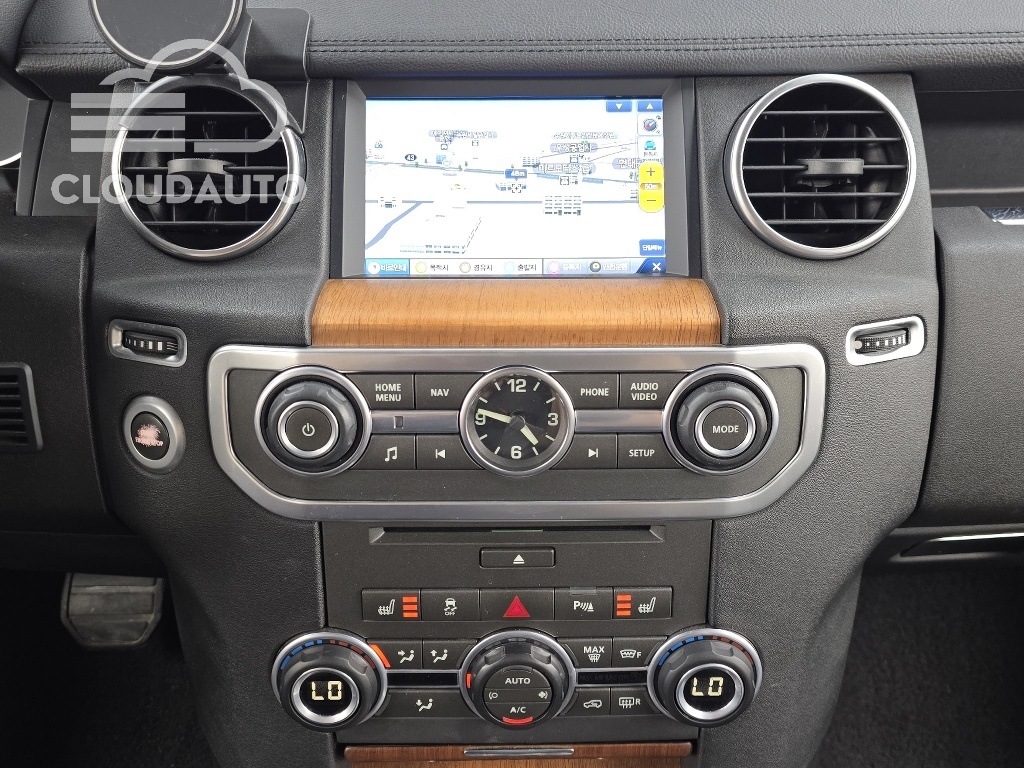 2016 Land Rover Discovery 3.0 SDV6 SE - Image 13