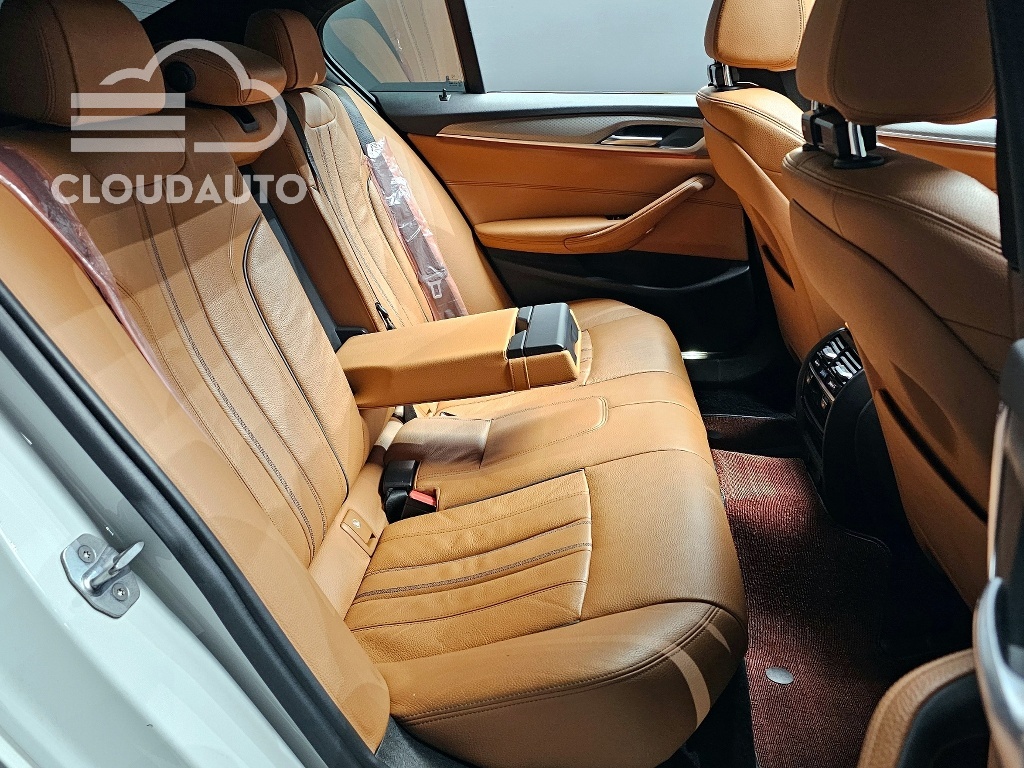 2017 BMW 5 Series 530i xDrive M Sports - Image 12