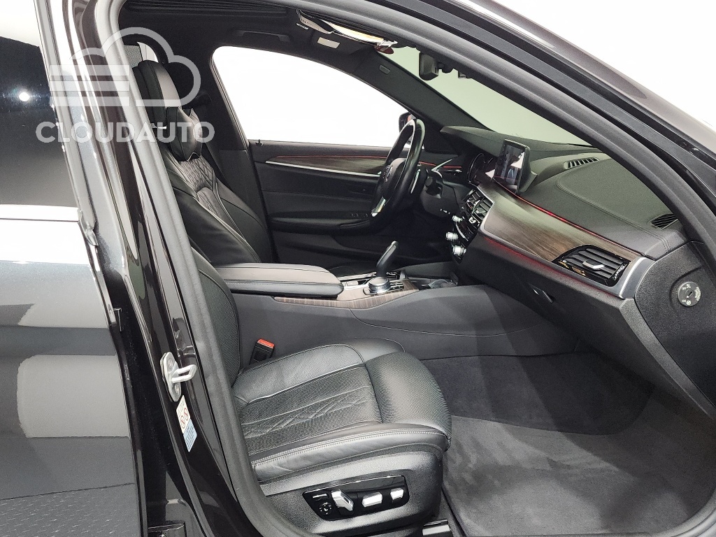 2018 BMW 5 Series 530i xDrive M Sports Plus - Image 11