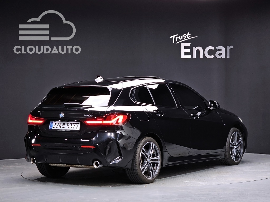 2023 BMW 1 Series 120i M Sports - Image 2