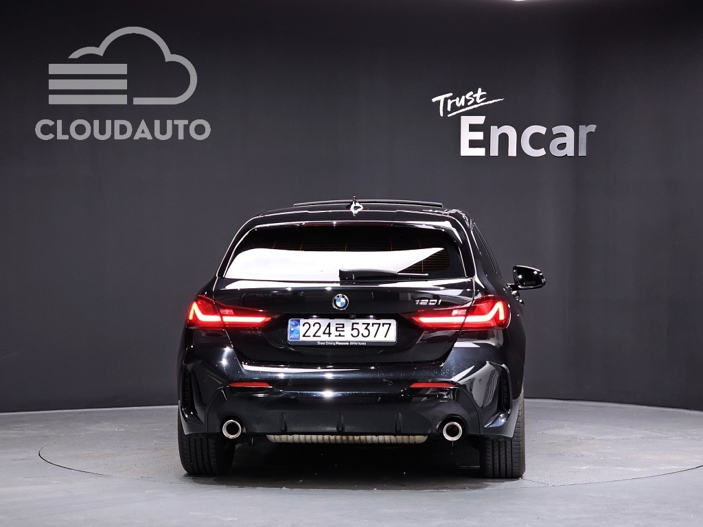 2023 BMW 1 Series 120i M Sports - Image 4