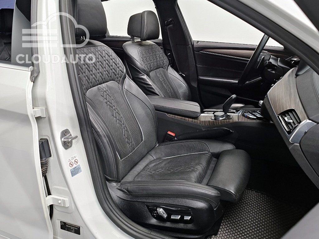 2018 BMW 5 Series 530i xDrive M Sports Plus - Image 11