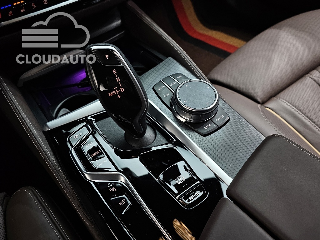 2023 BMW 5 Series 523d M Sports - Image 9