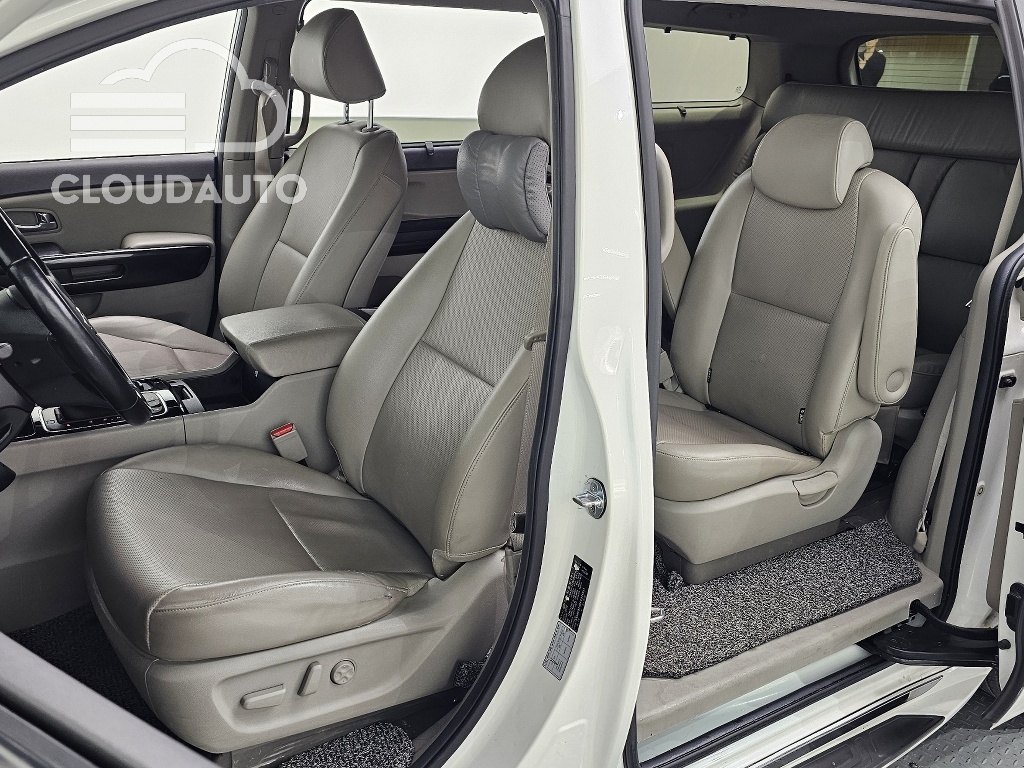 2015 Kia Carnival 9 Prestige - Image 11