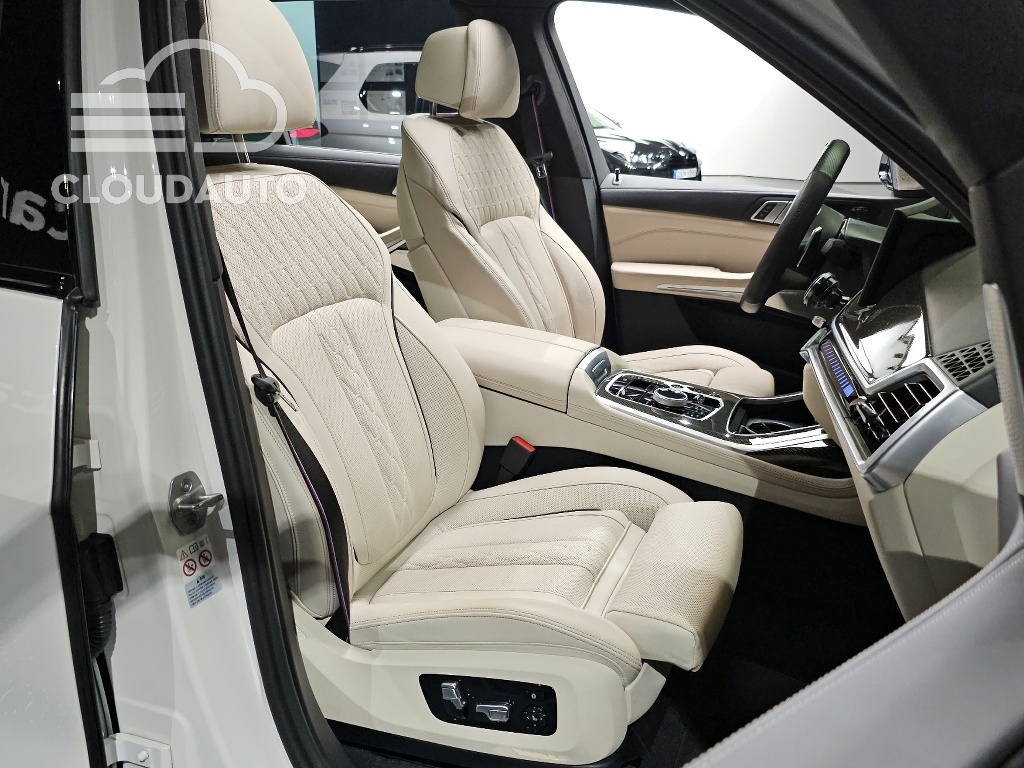 2024 BMW X7 M60i xDrive M Sport 6 - Image 9