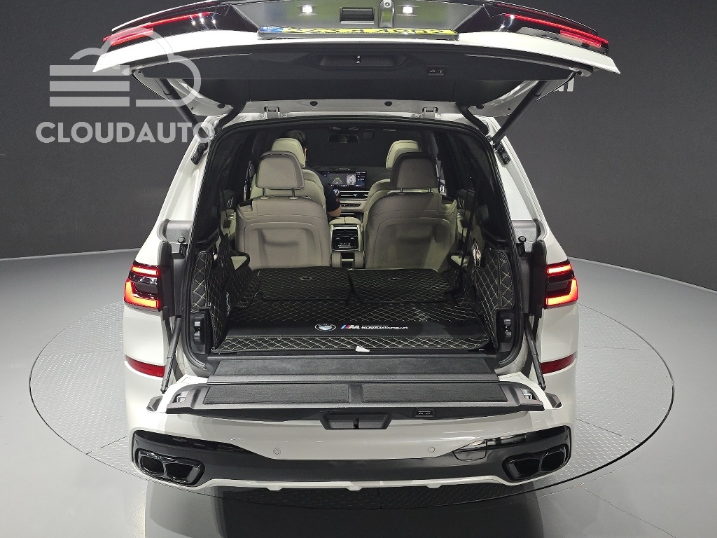 2024 BMW X7 M60i xDrive M Sport 6 - Image 24