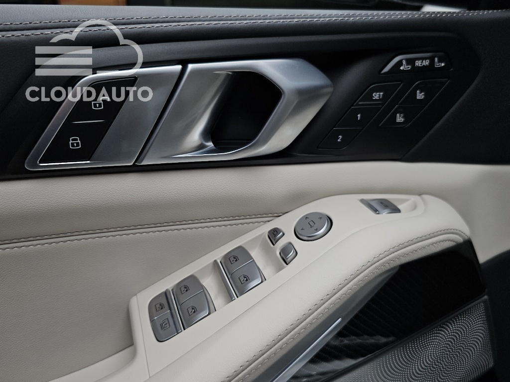 2024 BMW X7 M60i xDrive M Sport 6 - Image 25