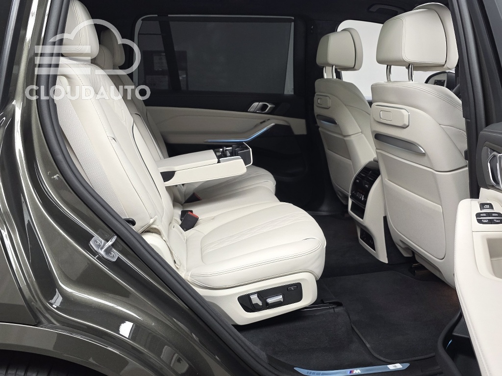 2025 BMW X7 xDrive 40i M Sports - Image 8