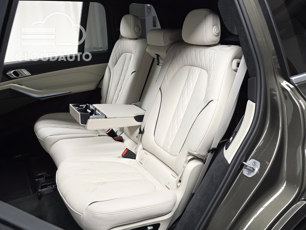 2025 BMW X7 xDrive 40i M Sports - Image 9