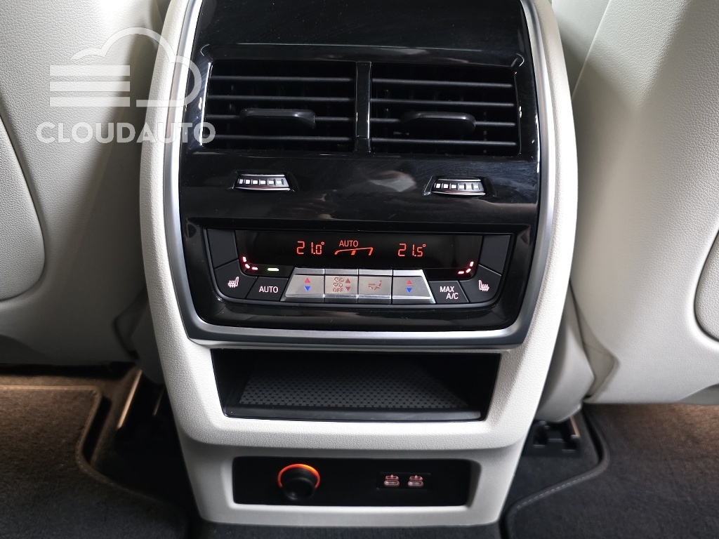 2025 BMW X7 xDrive 40i M Sports - Image 16