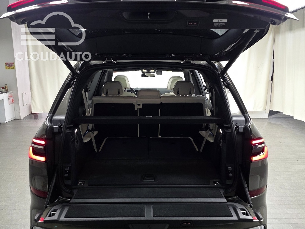 2025 BMW X7 xDrive 40i M Sports - Image 17