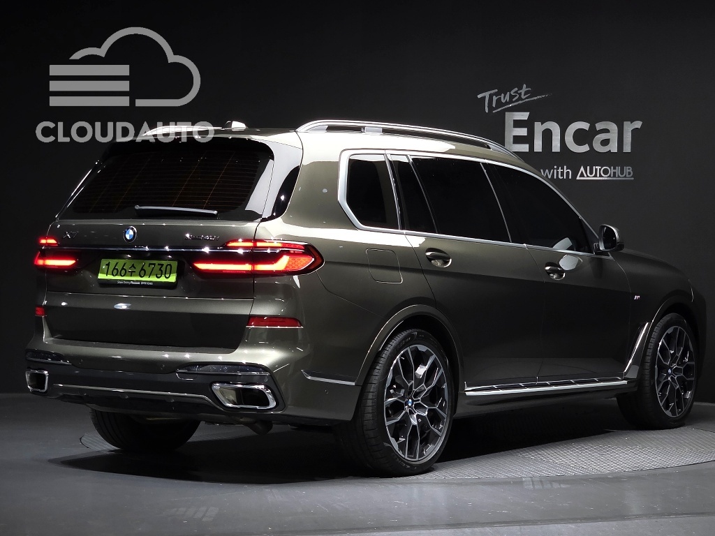 2025 BMW X7 xDrive 40i M Sports - Image 2