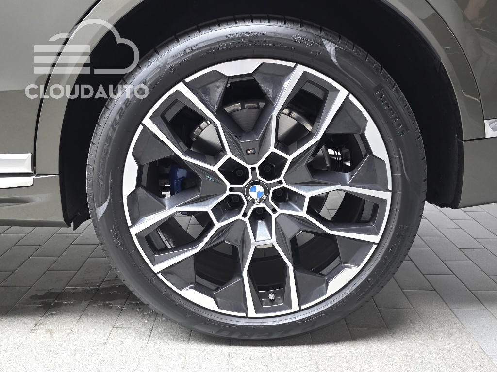 2025 BMW X7 xDrive 40i M Sports - Image 18