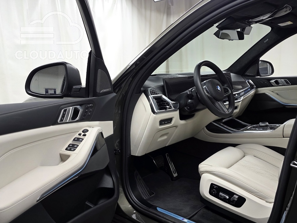 2025 BMW X7 xDrive 40i M Sports - Image 23