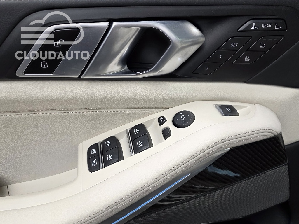 2025 BMW X7 xDrive 40i M Sports - Image 24