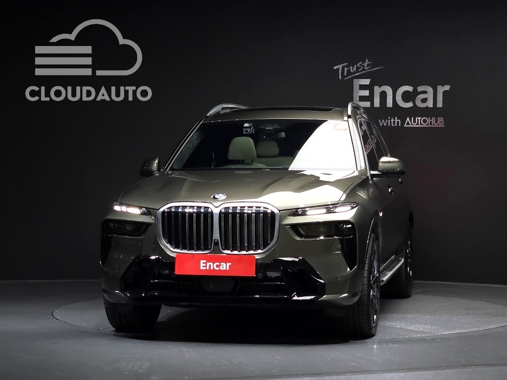 2025 BMW X7 xDrive 40i M Sports - Image 3