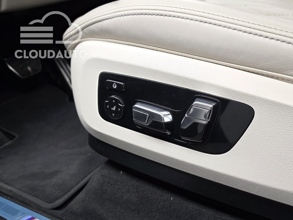 2025 BMW X7 xDrive 40i M Sports - Image 30
