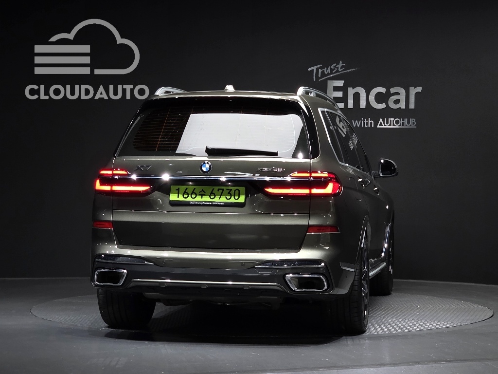 2025 BMW X7 xDrive 40i M Sports - Image 4