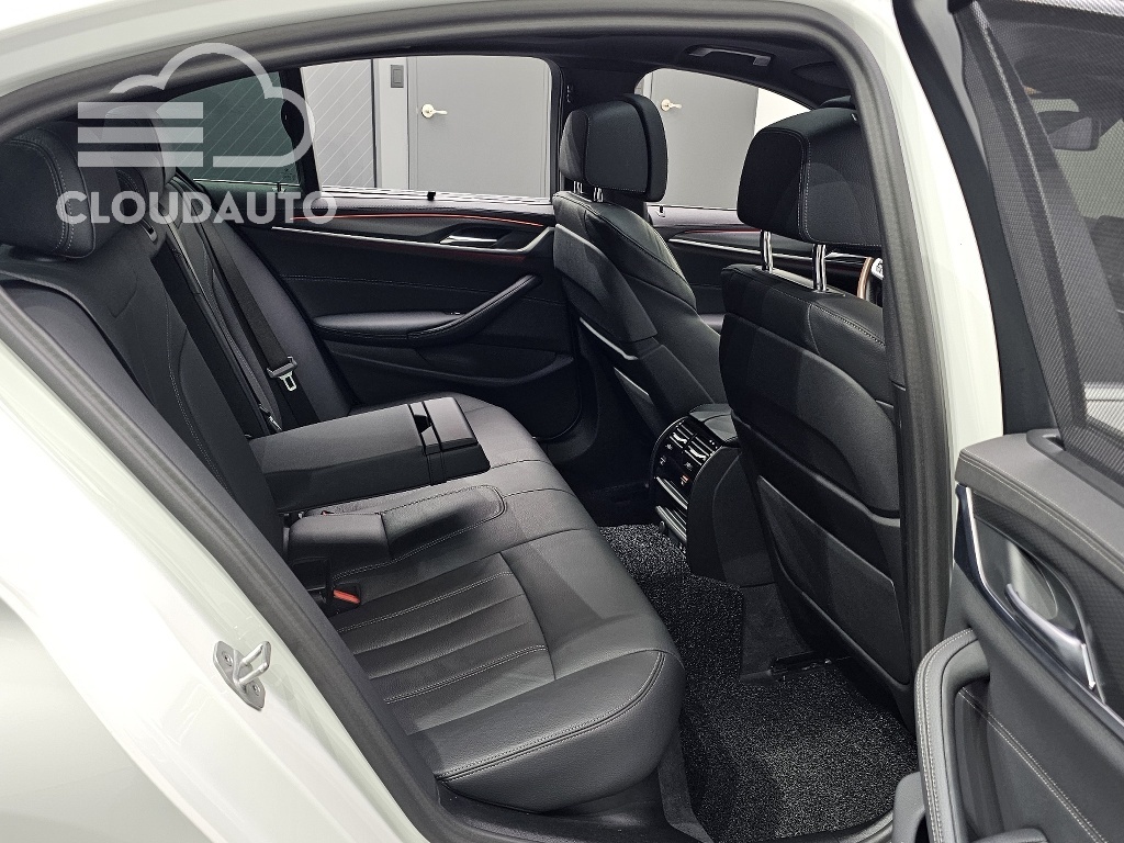 2023 BMW 5 Series 520i M Sports - Image 11