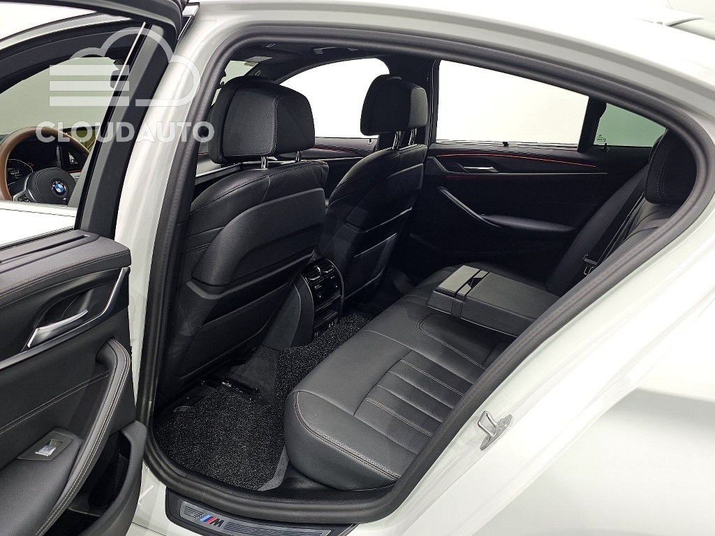 2023 BMW 5 Series 520i M Sports - Image 12