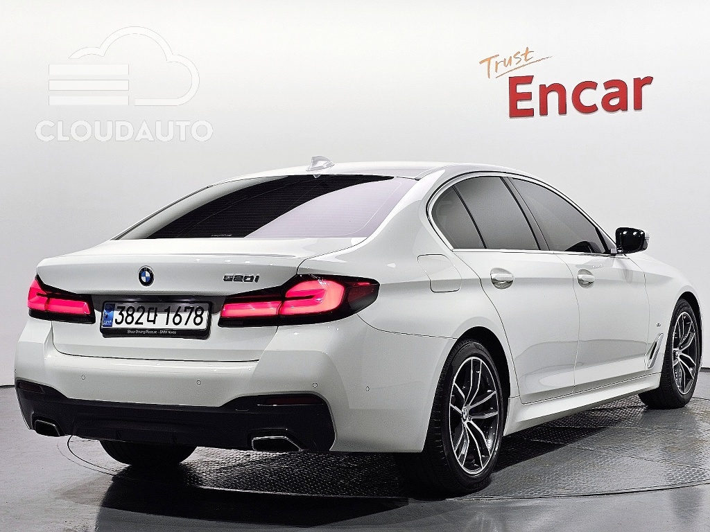 2023 BMW 5 Series 520i M Sports - Image 2