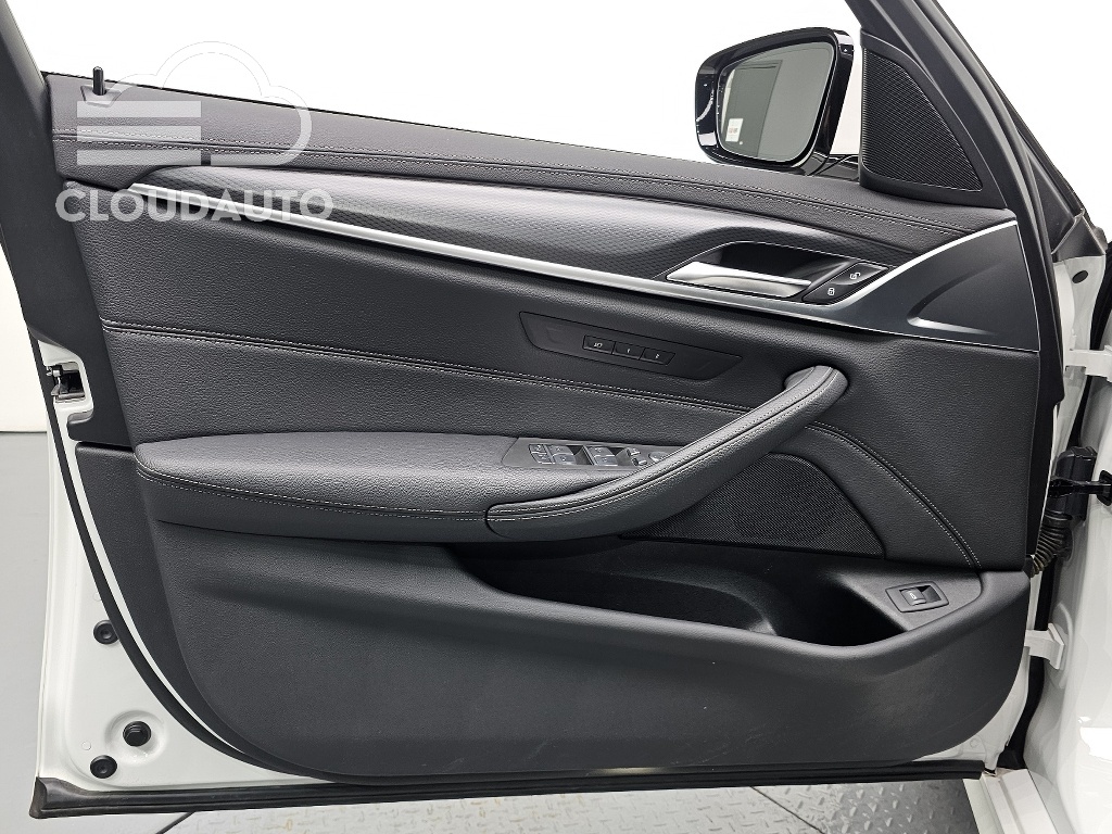 2023 BMW 5 Series 520i M Sports - Image 24