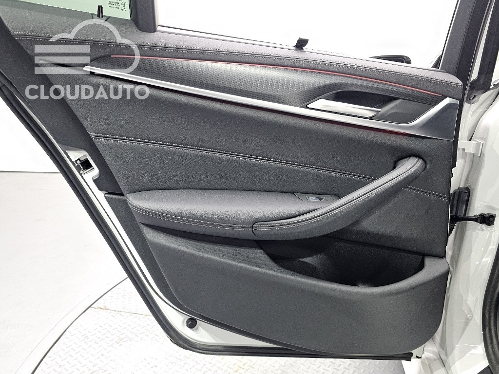 2023 BMW 5 Series 520i M Sports - Image 25