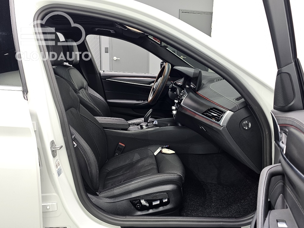 2023 BMW 5 Series 520i M Sports - Image 26