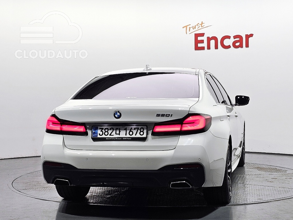 2023 BMW 5 Series 520i M Sports - Image 4