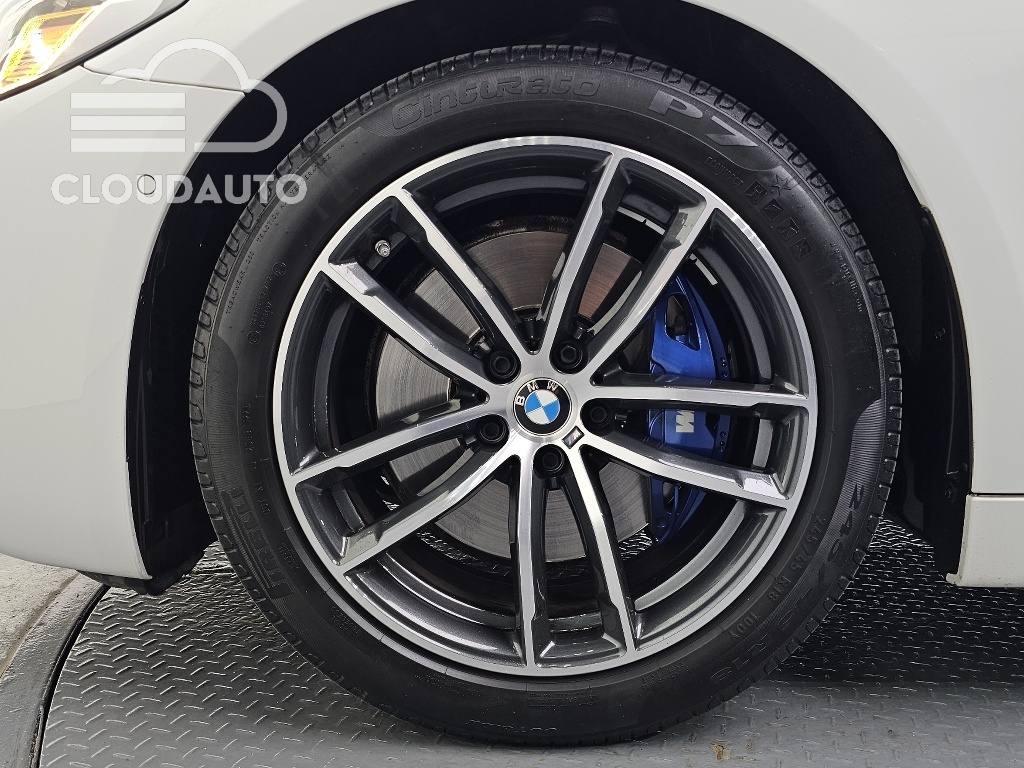 2023 BMW 5 Series 520i M Sports - Image 5