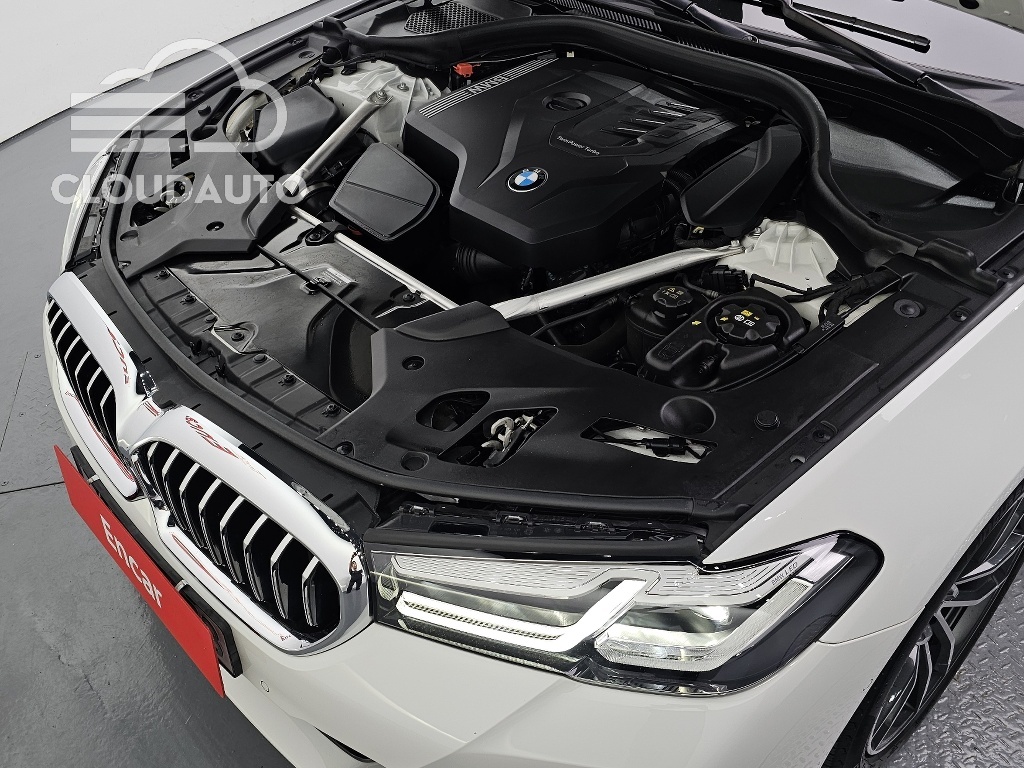 2023 BMW 5 Series 520i M Sports - Image 6