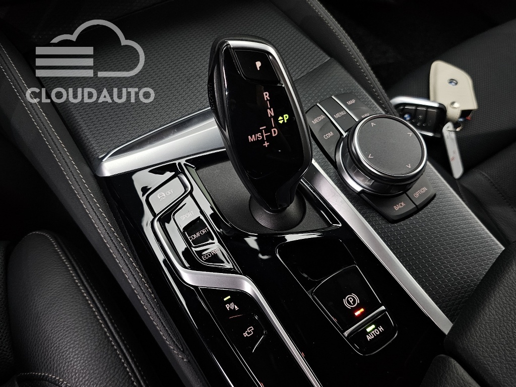 2023 BMW 5 Series 520i M Sports - Image 9