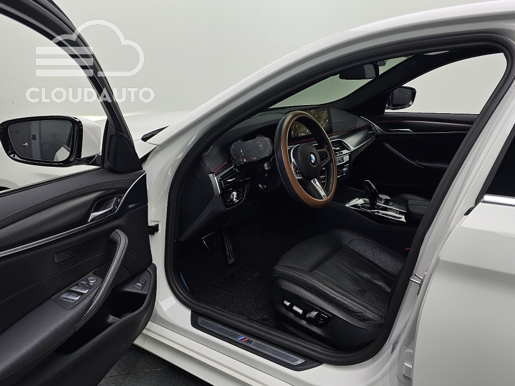 2023 BMW 5 Series 520i M Sports - Image 10