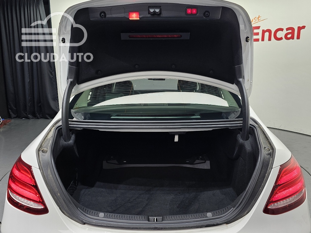 2017 Mercedes-Benz E-Class E220d - Image 20