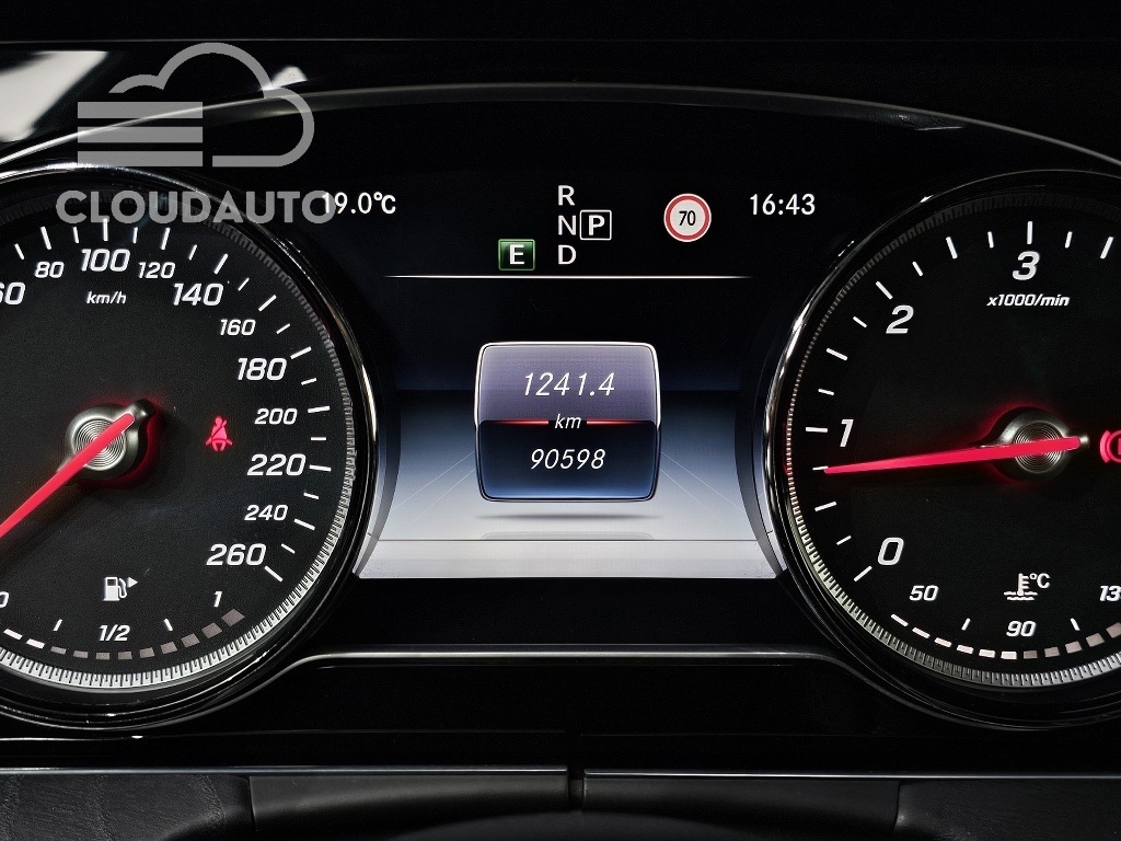 2017 Mercedes-Benz E-Class E220d - Image 8