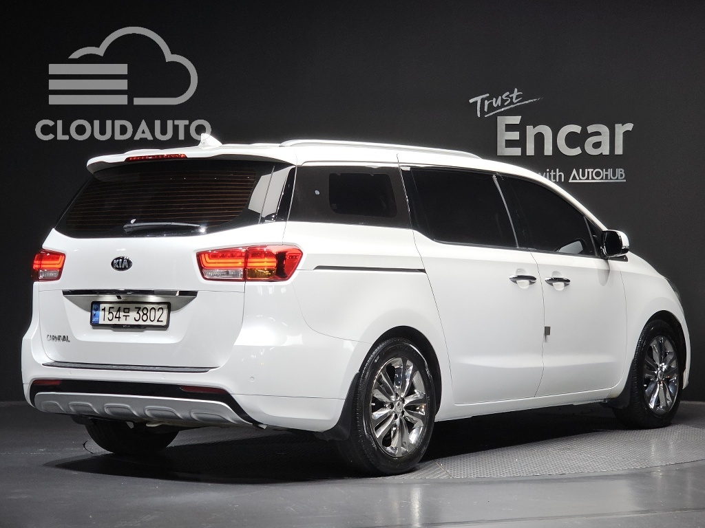 2017 Kia Carnival 9 Noblesse - Image 2