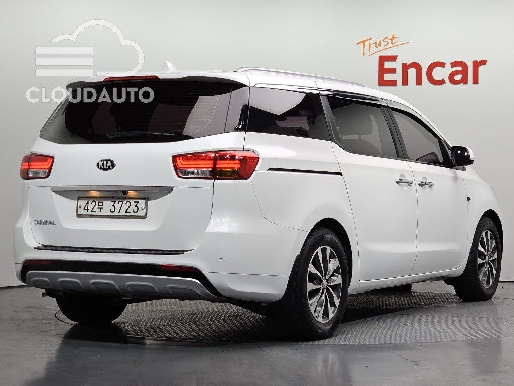 2016 Kia Carnival 9 Luxury - Image 2