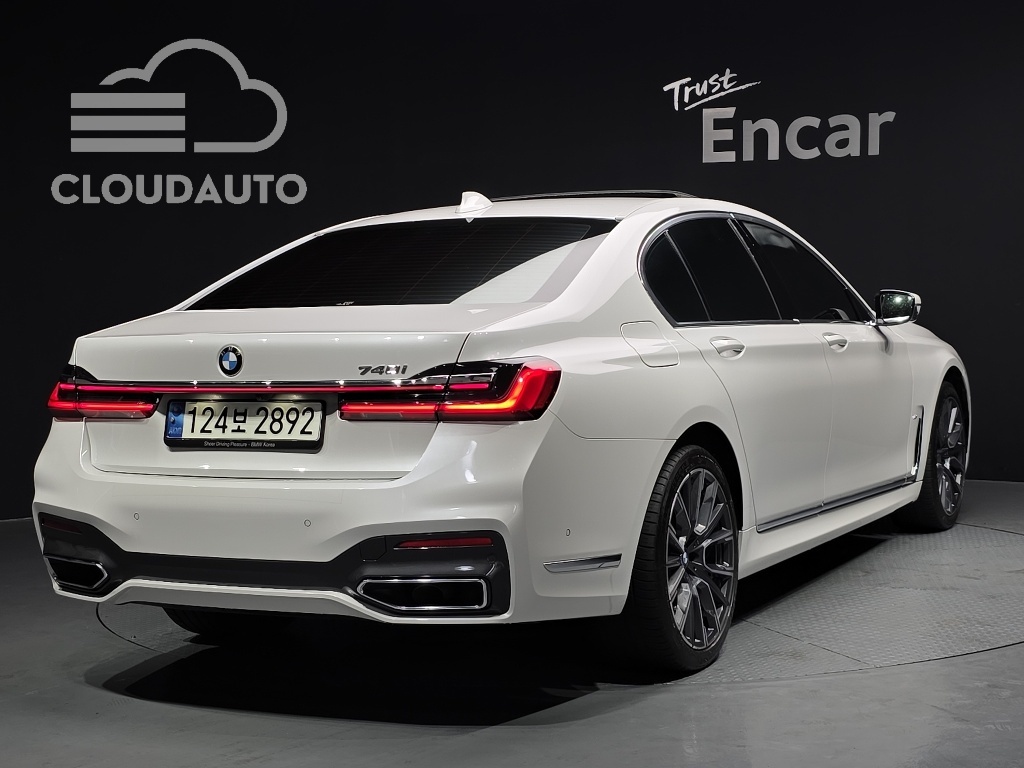2022 BMW 7 Series 740i M Sports - Image 2