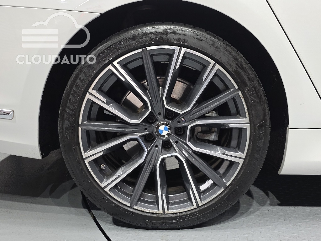 2022 BMW 7 Series 740i M Sports - Image 5