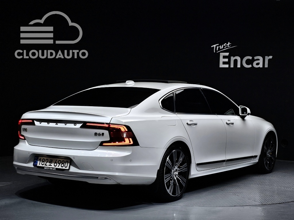 2021 Volvo S90 B6 AWD - Image 2