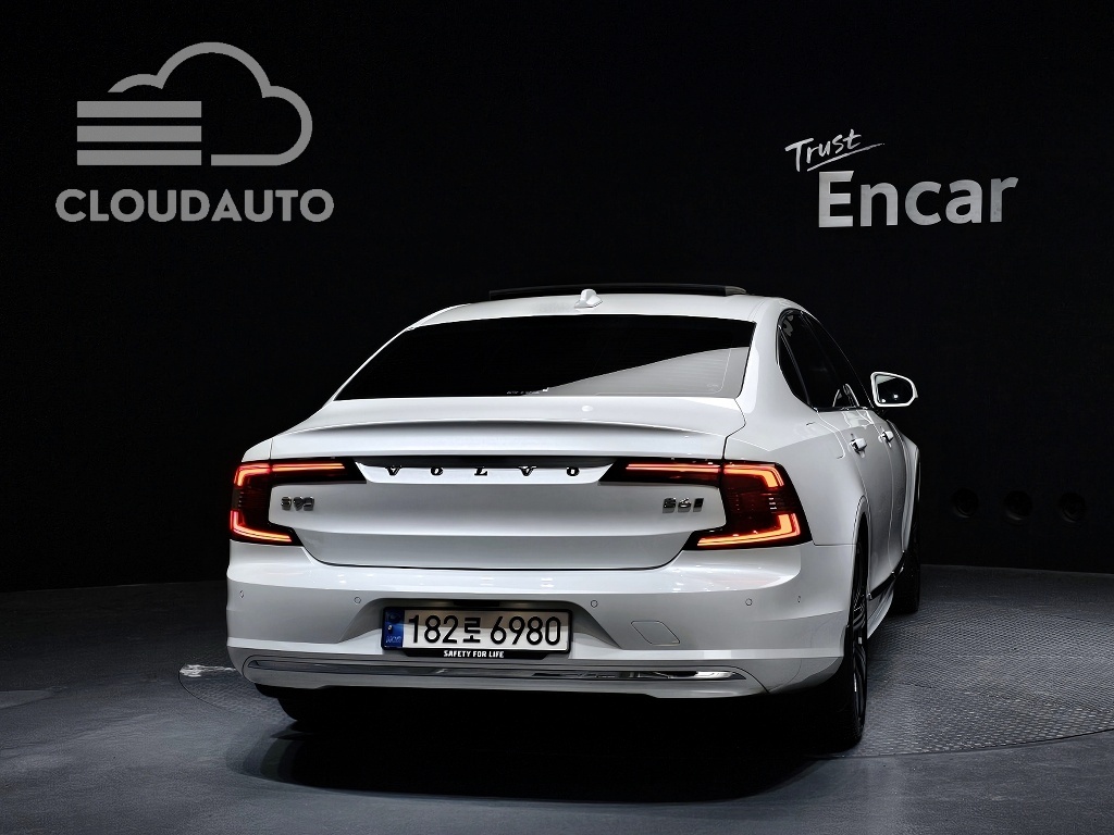 2021 Volvo S90 B6 AWD - Image 4