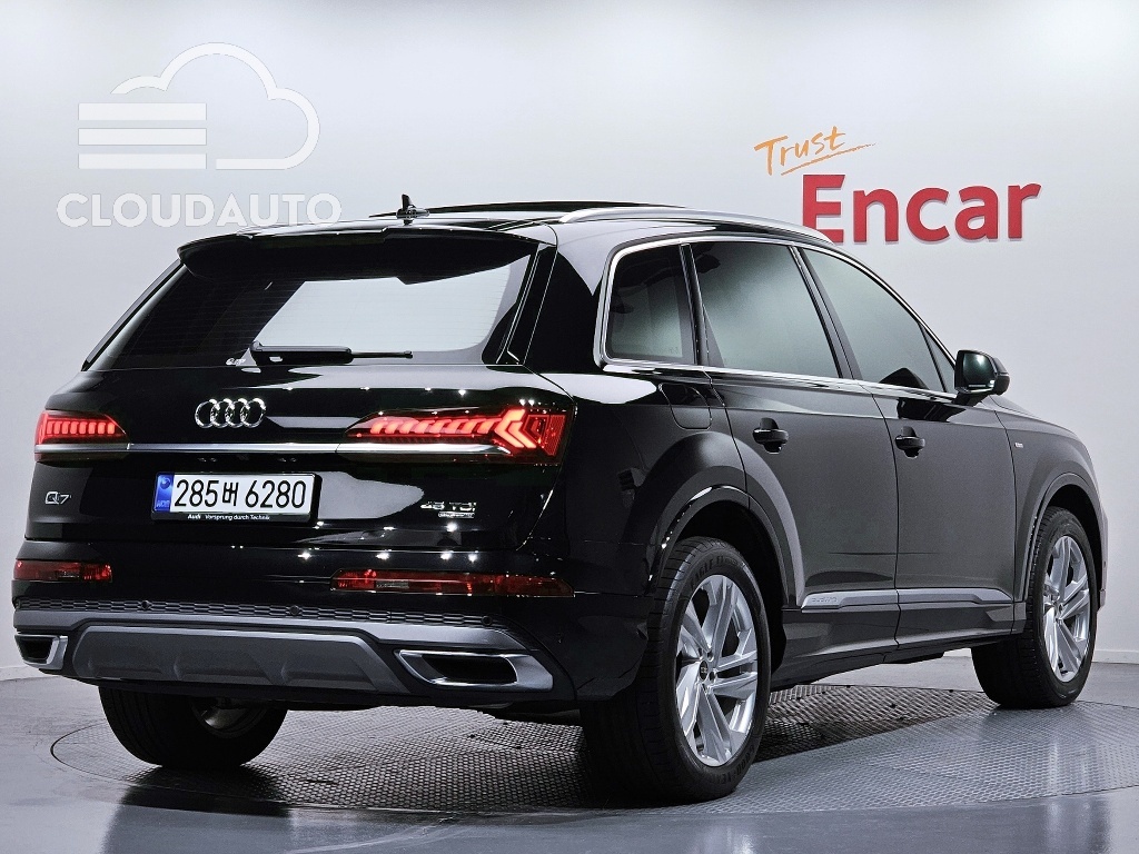 2022 Audi Q7 45 TDI Premium - Image 2