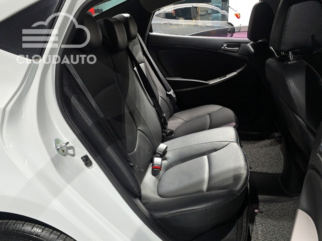 2016 Hyundai Accent Diesel 1.6 VGT Modern - Image 12