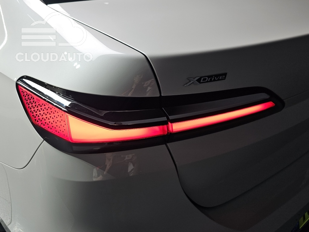2025 BMW 7 Series 740d xDrive M Sports - Image 21