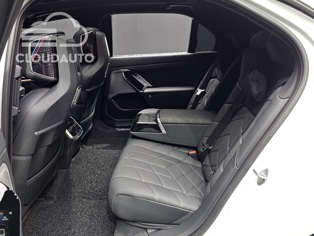 2025 BMW 7 Series 740d xDrive M Sports - Image 24